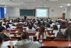 淮北市第一中学高级教师杜展应邀为物理与电子信息学院作报告