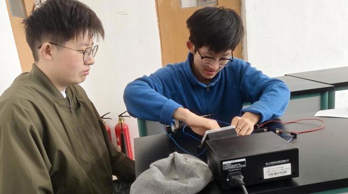 2025级学科教学（物理）专业硕士研究生携手附中学子点亮“电压”与“摩擦力”的奥秘