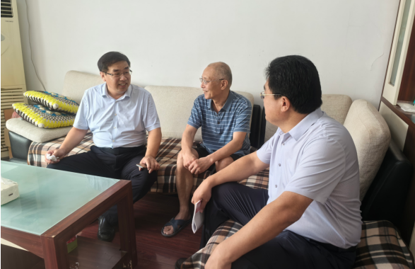 校党委常委、副校长李峰“七一”前夕走访慰问  我院退休老党员杨一军教授