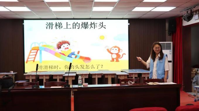 【暑期社会实践】摩擦纸人探静电  纸片吸盘识气压